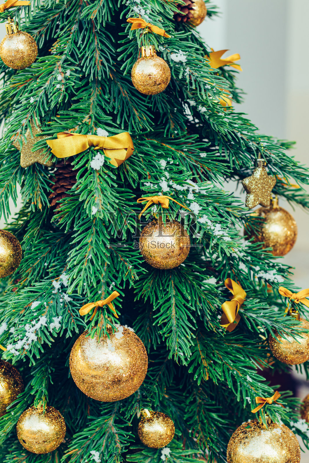 绿色的冷杉树与金色的球。圣诞壁纸照片摄影图片