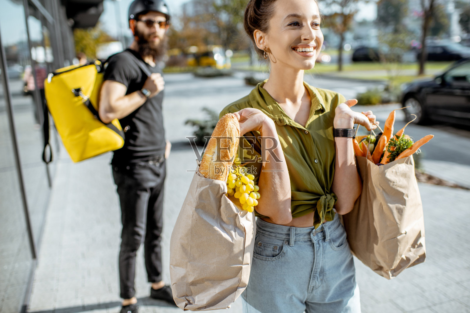 快递员送来的新鲜产品照片摄影图片