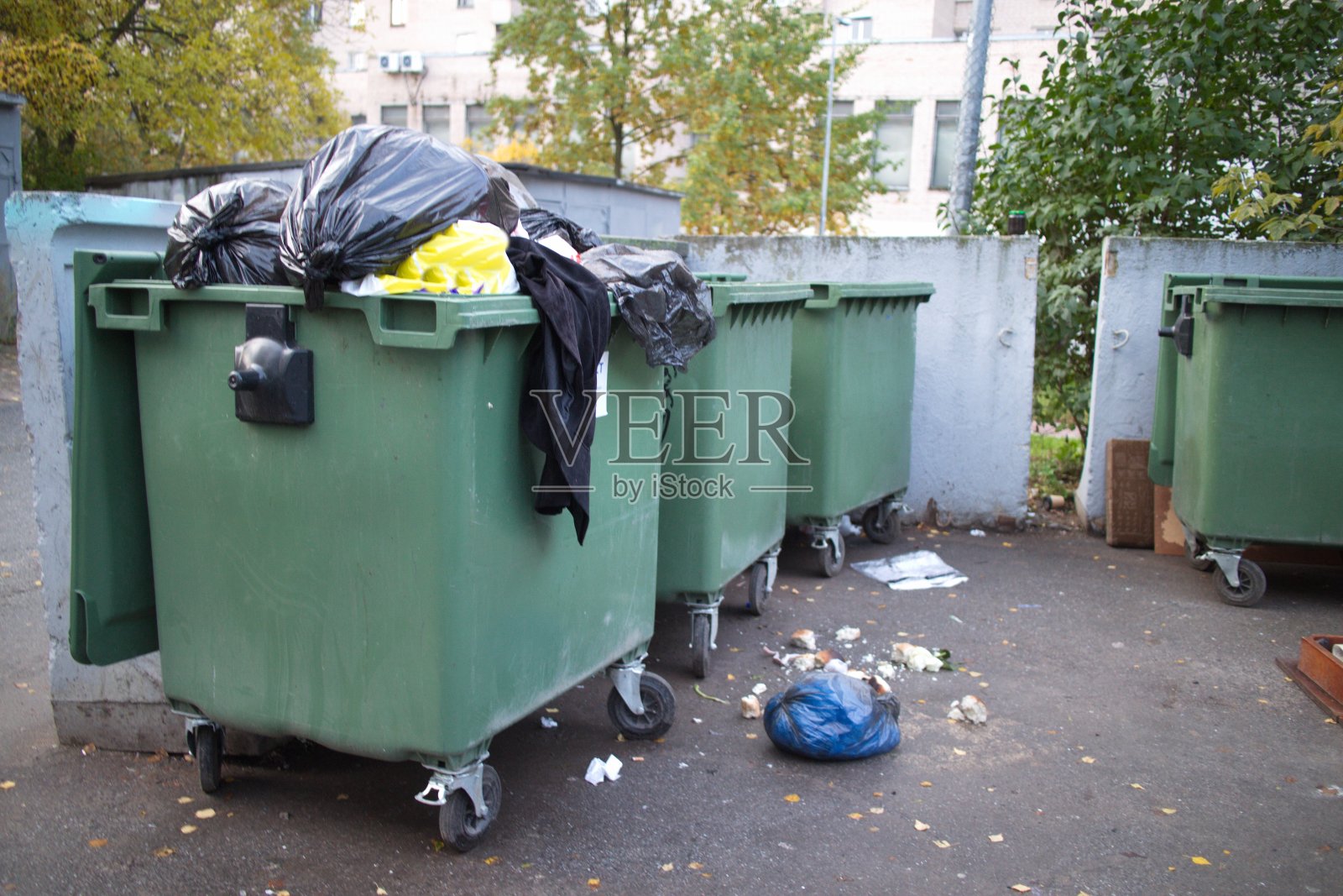 生活垃圾，城市街区的垃圾桶照片摄影图片