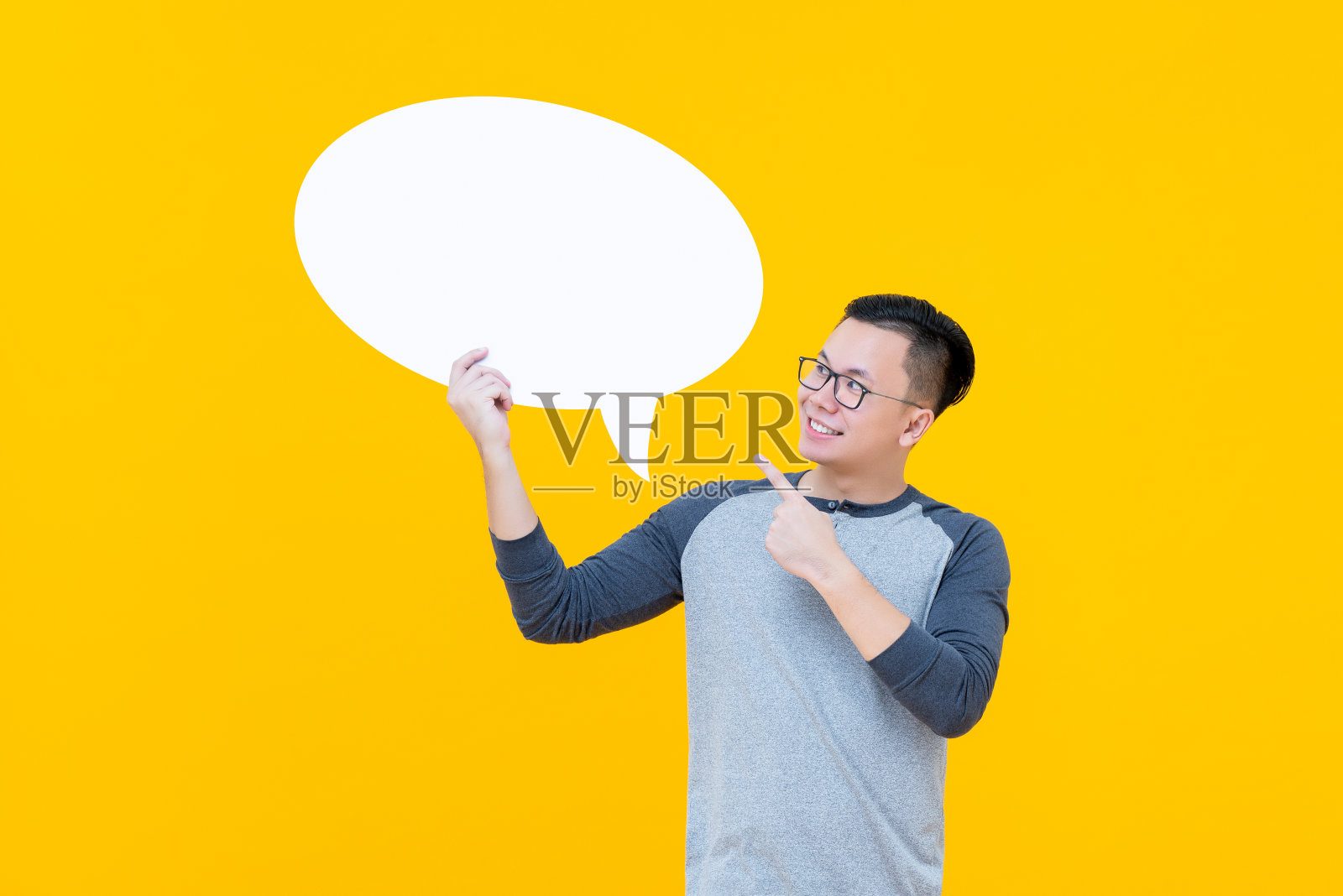 亚洲人指着空洞的演讲泡泡照片摄影图片