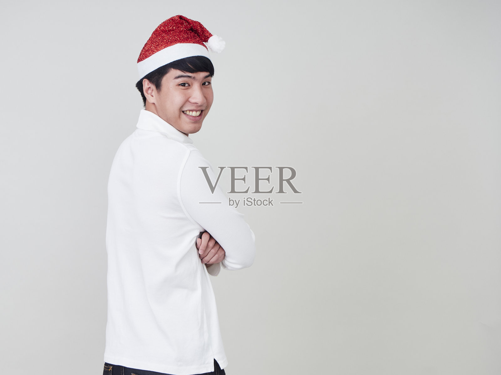 工作室肖像英俊的男子戴着圣诞帽孤立在白色的背景照片摄影图片