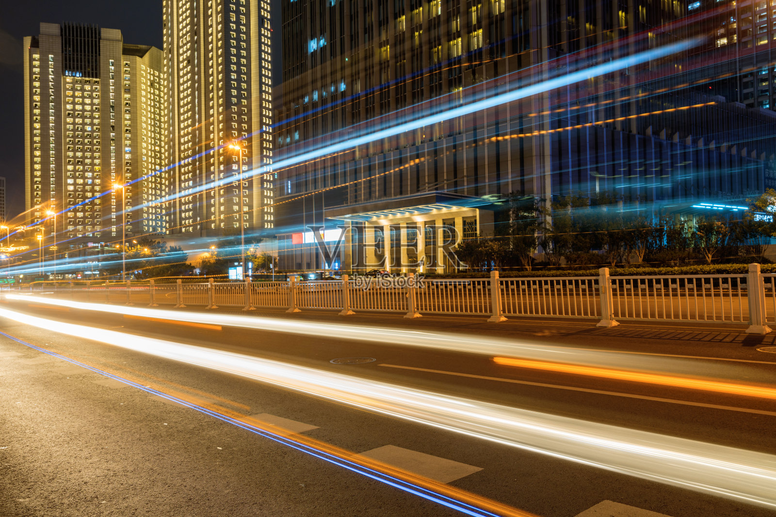 夜间城市道路上车辆模糊运动的抽象图像照片摄影图片