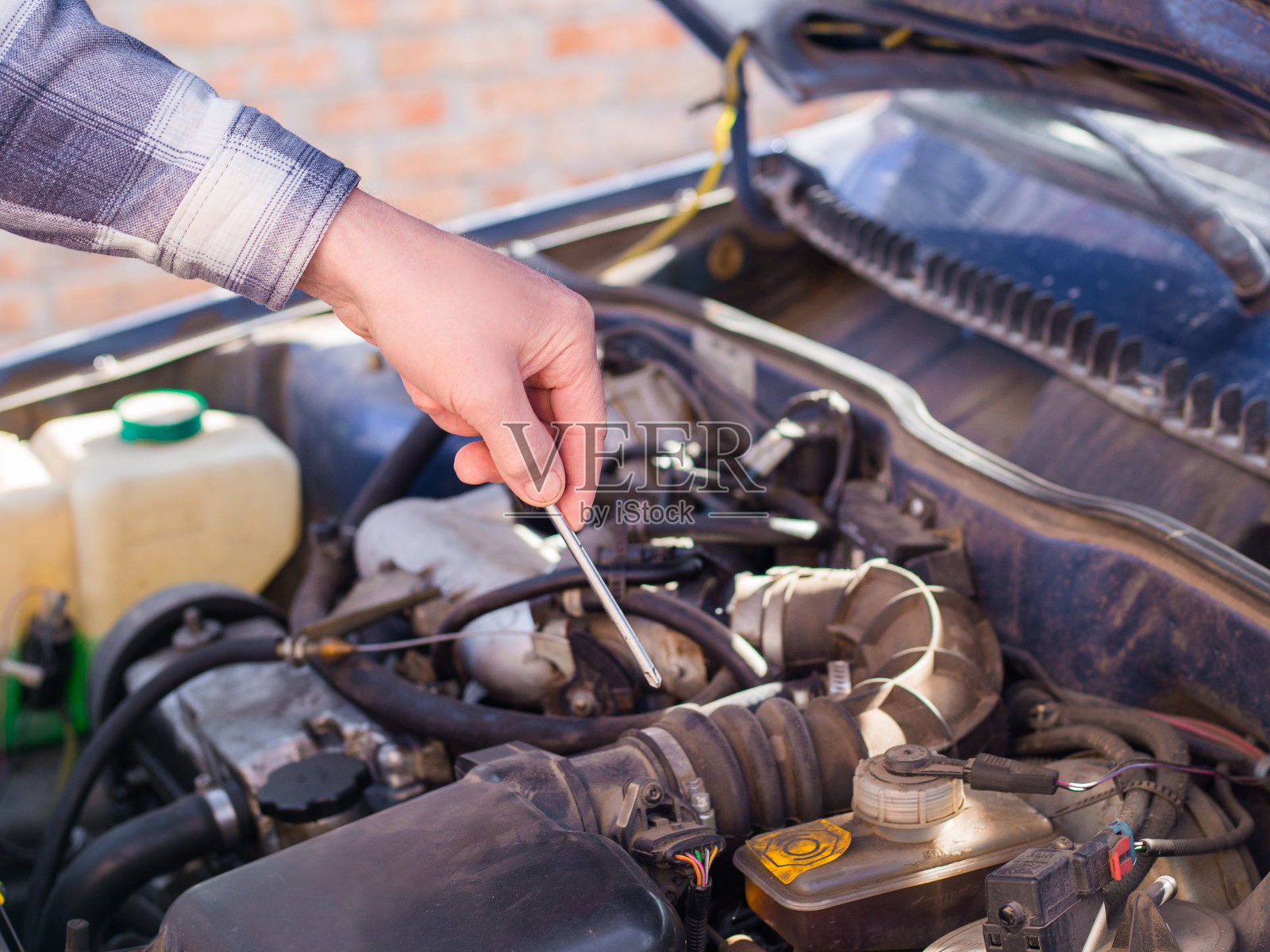 在汽车服务中心工作和修理汽车发动机的人，汽车修理工之手照片摄影图片