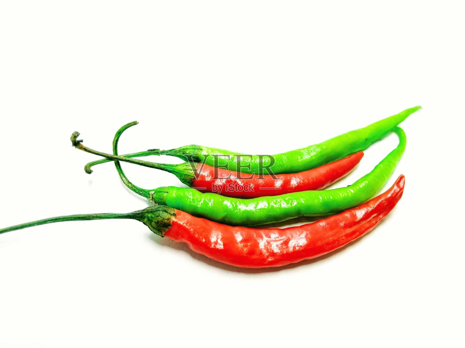 一幅绿色和红色辣椒孤立在白色背景上的图片照片摄影图片