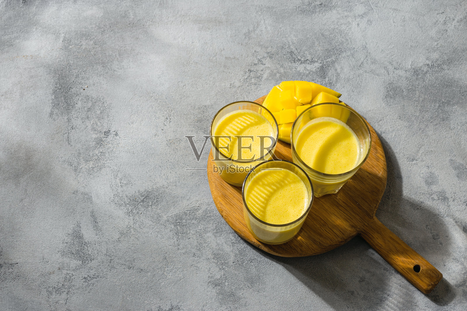 芒果奶酪、酸奶或冰沙。印度流行的夏季饮料俯视图照片摄影图片