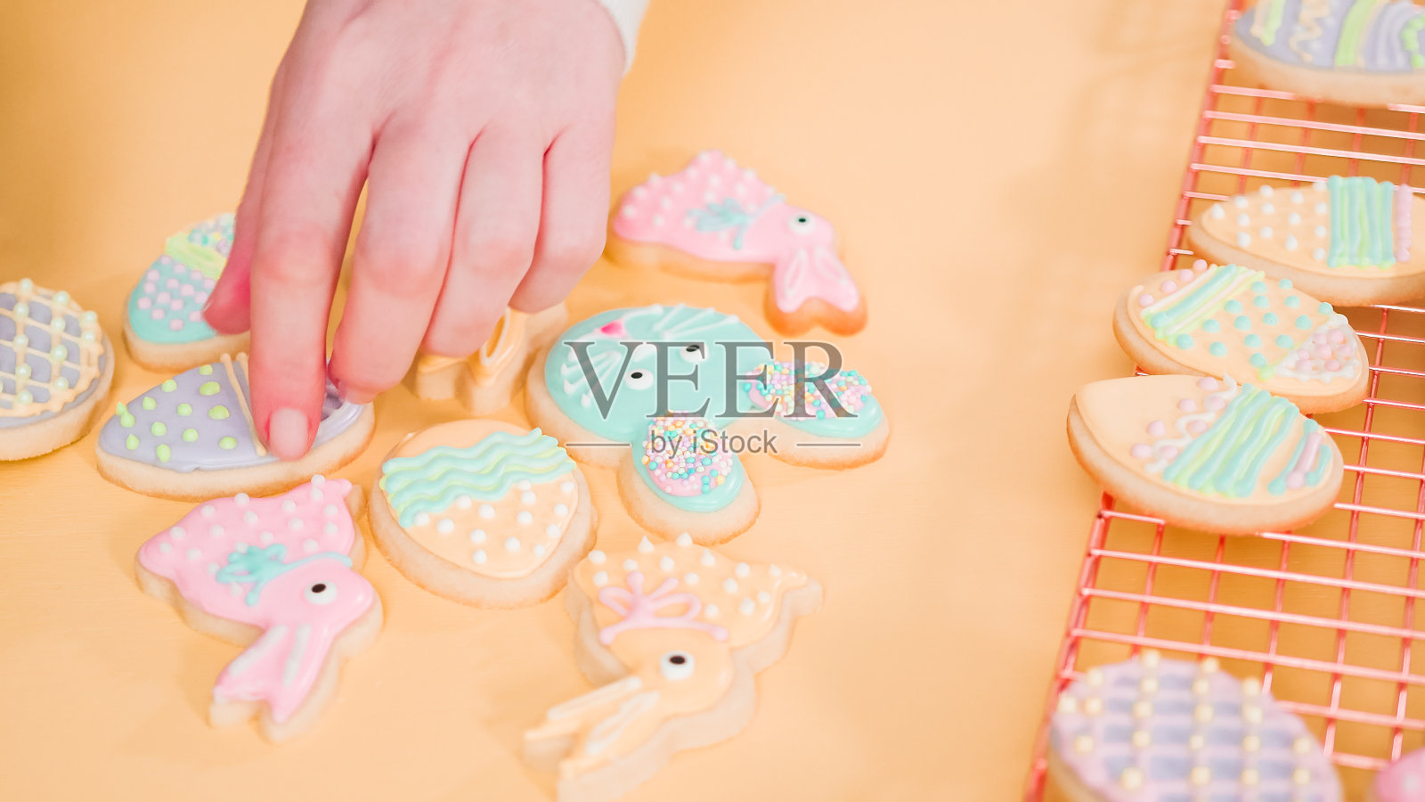 复活节糖饼干用皇家糖霜的柔和颜色装饰。照片摄影图片