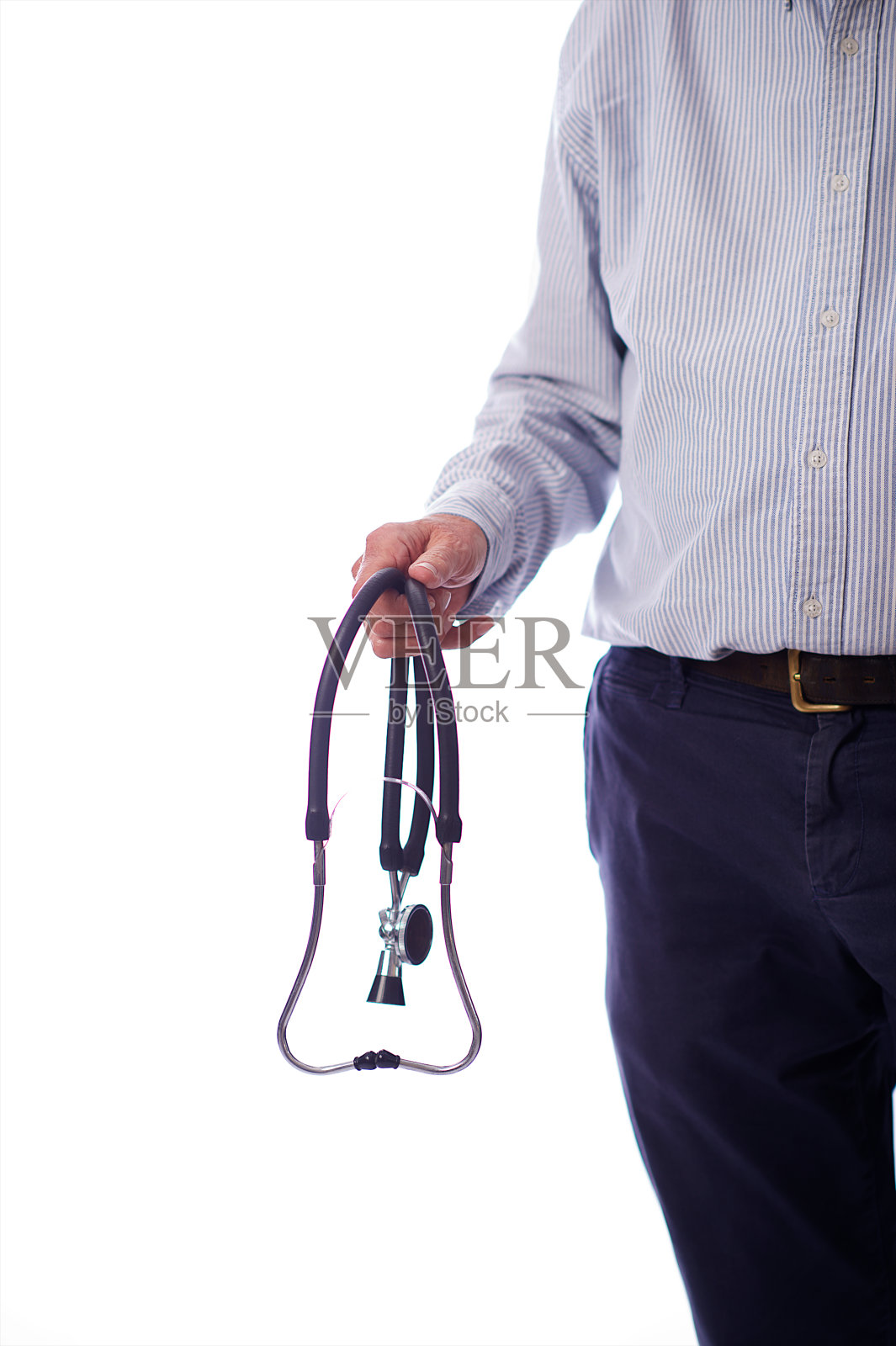 男高级医生腹部持旧听诊器与拷贝空间照片摄影图片