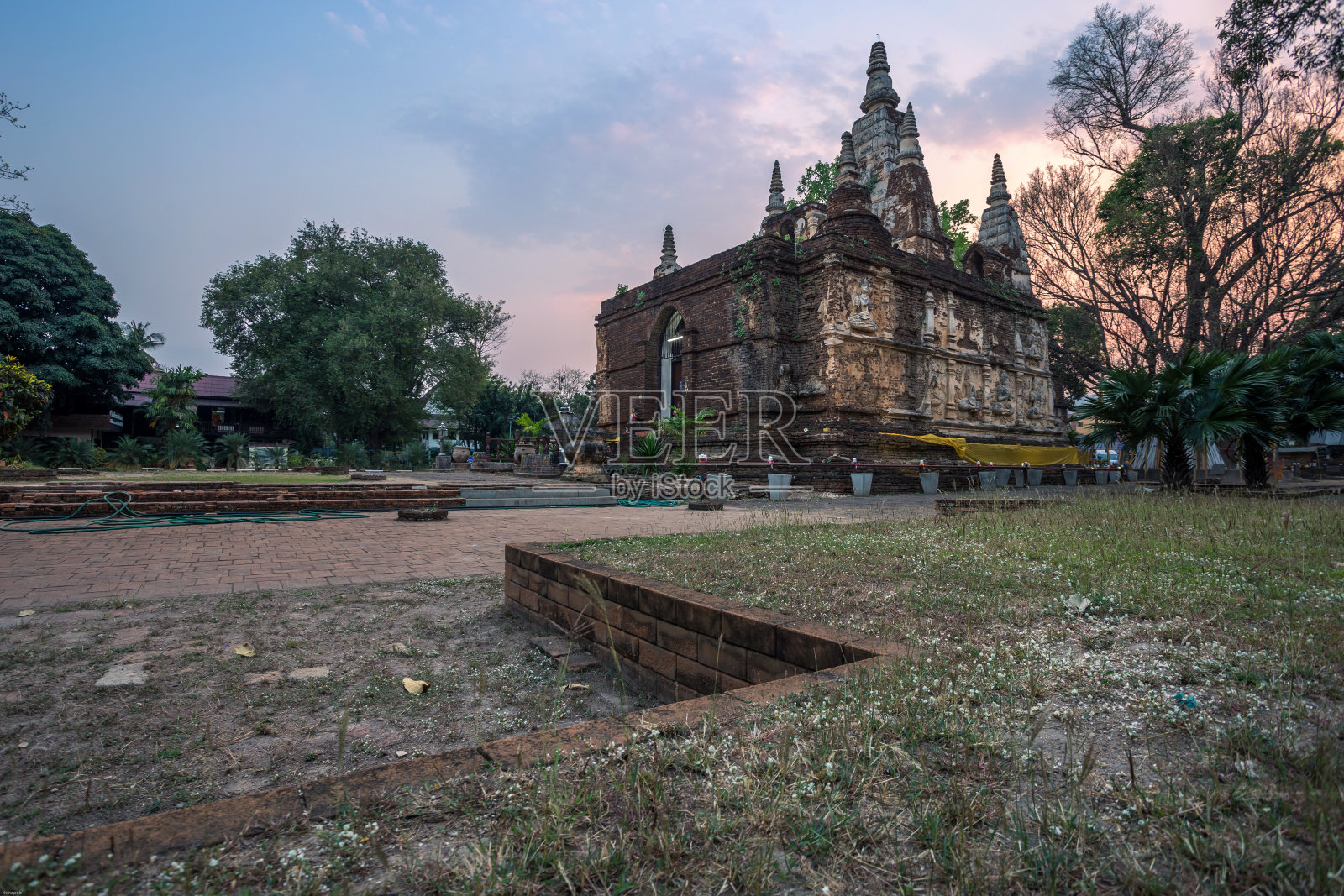 它是泰国清迈的一个主要旅游景点。傍晚，在清迈的寺庙。照片摄影图片