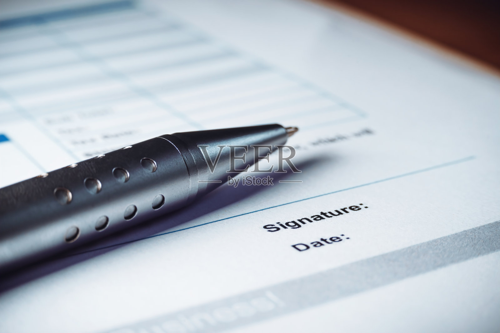 特写的是银笔正在签署的合同政策协议文件。法律合同签署。照片摄影图片