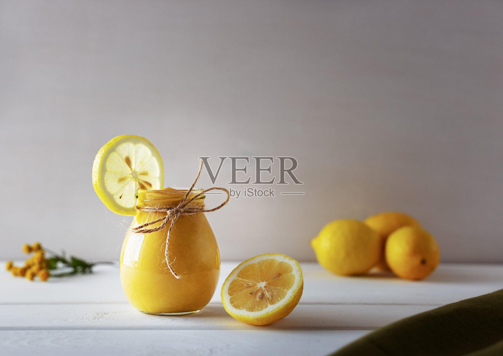 自制柠檬凝乳，由鸡蛋，柠檬，蜂蜜和黄油，在一个玻璃罐子照片摄影图片