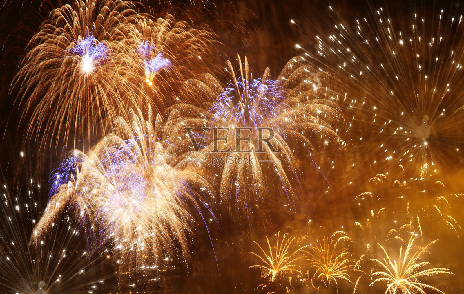 美丽多彩的烟花在新年和复制空间-抽象的节日背景照片摄影图片