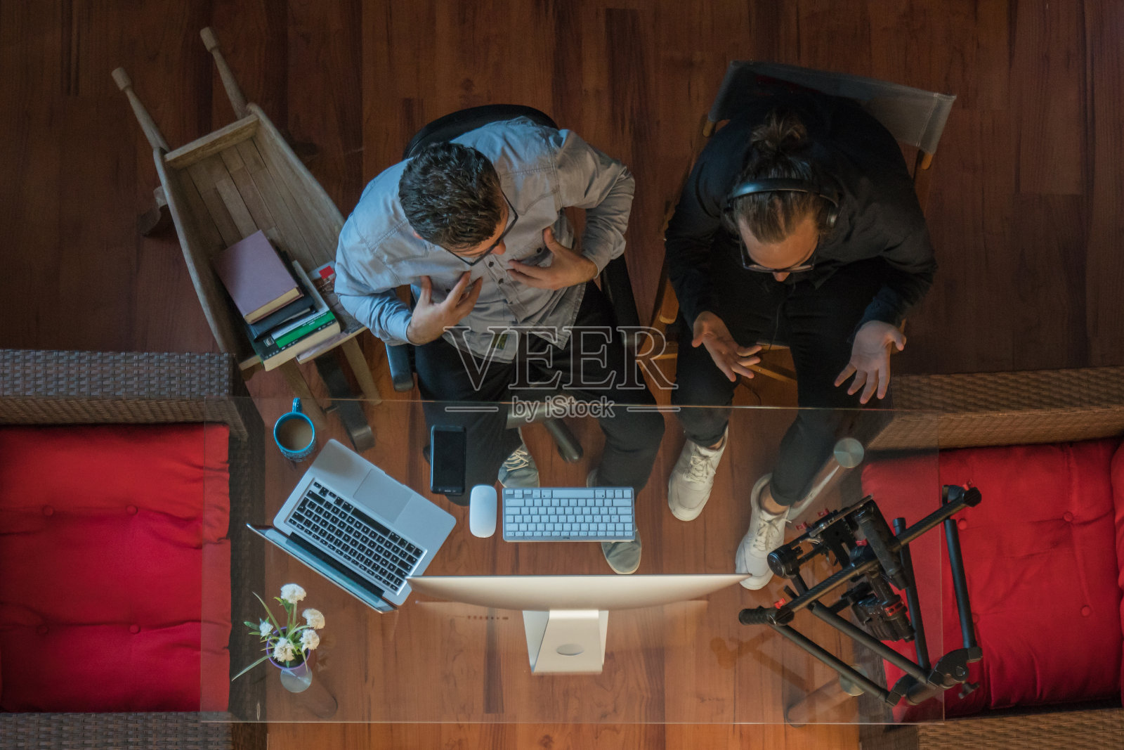 两个年轻人在现代办公室里拍视频照片摄影图片