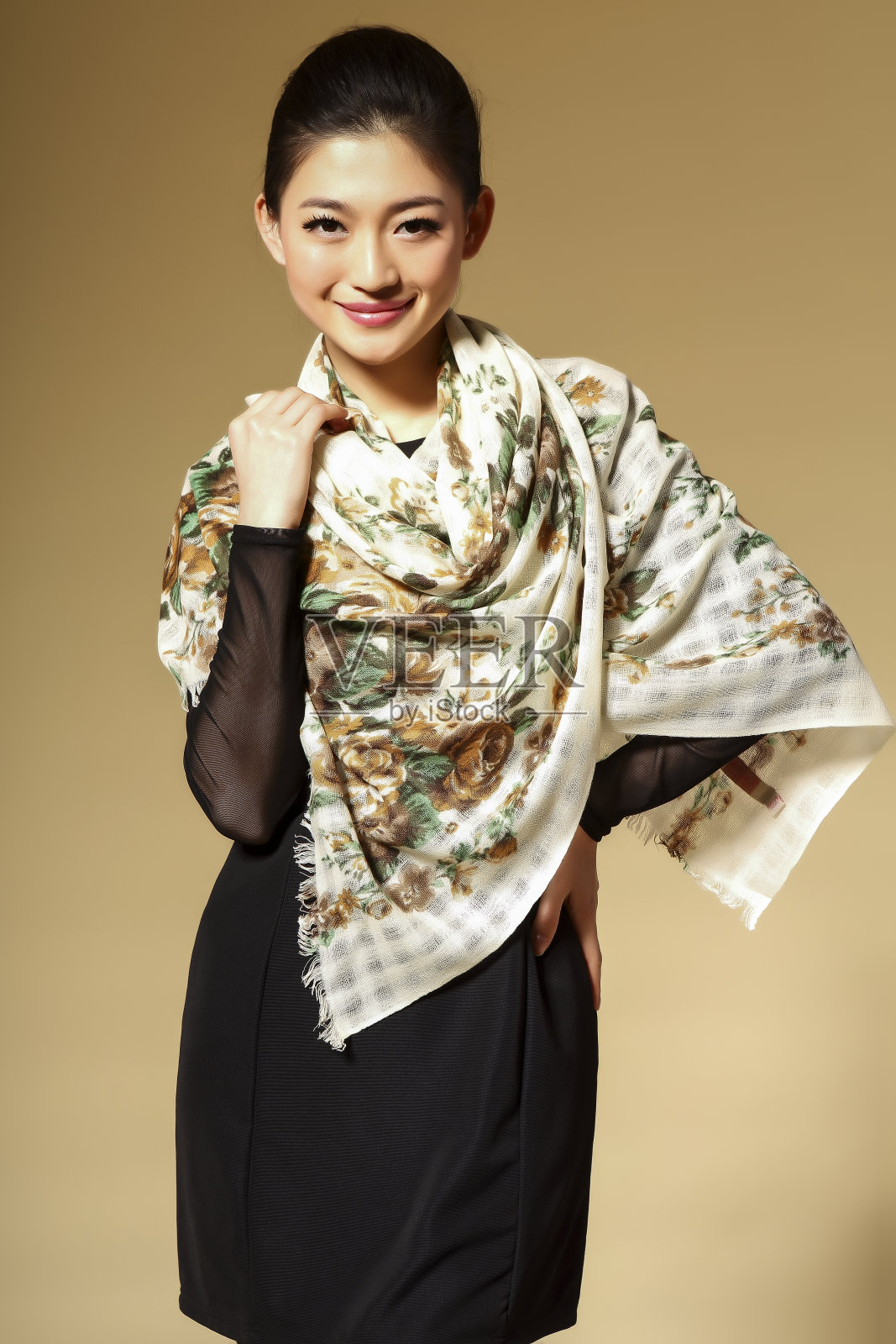 一名亚洲富人以黄色背景拍照照片摄影图片