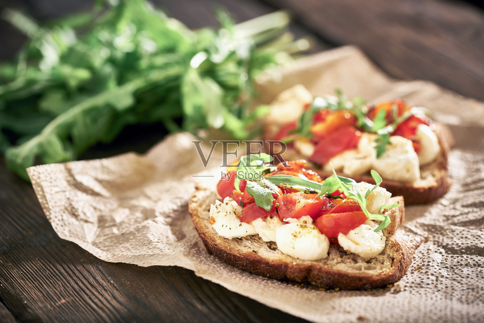 自制奶油芝士配脆法棍面包和番茄照片摄影图片