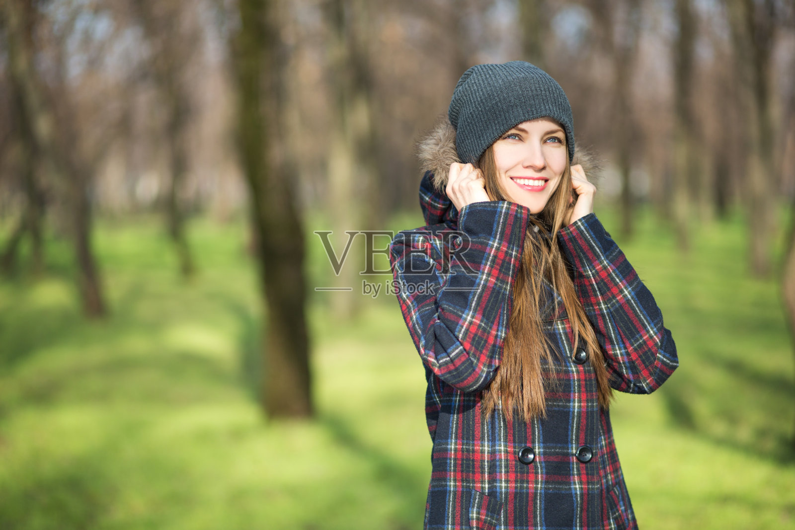 美丽的女人在秋天或春天的公园照片摄影图片