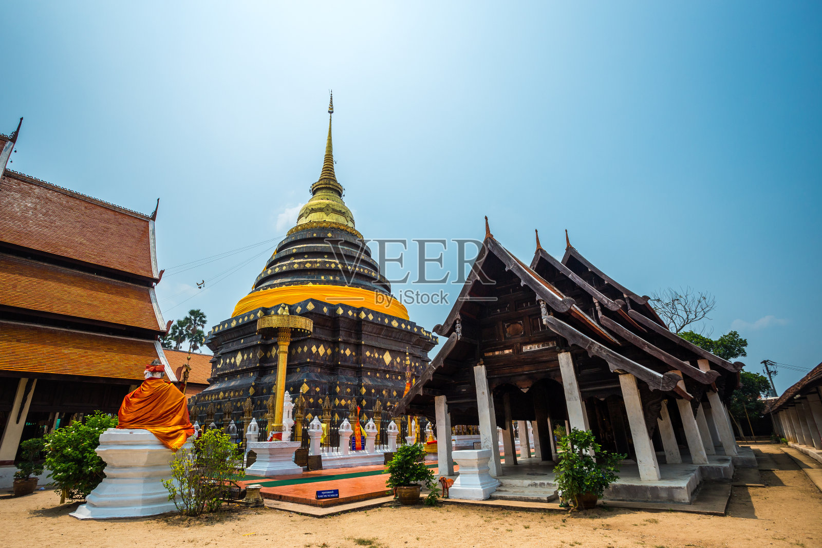 南邦琅寺是位于泰国南邦省南邦的拉纳式佛教寺庙。照片摄影图片