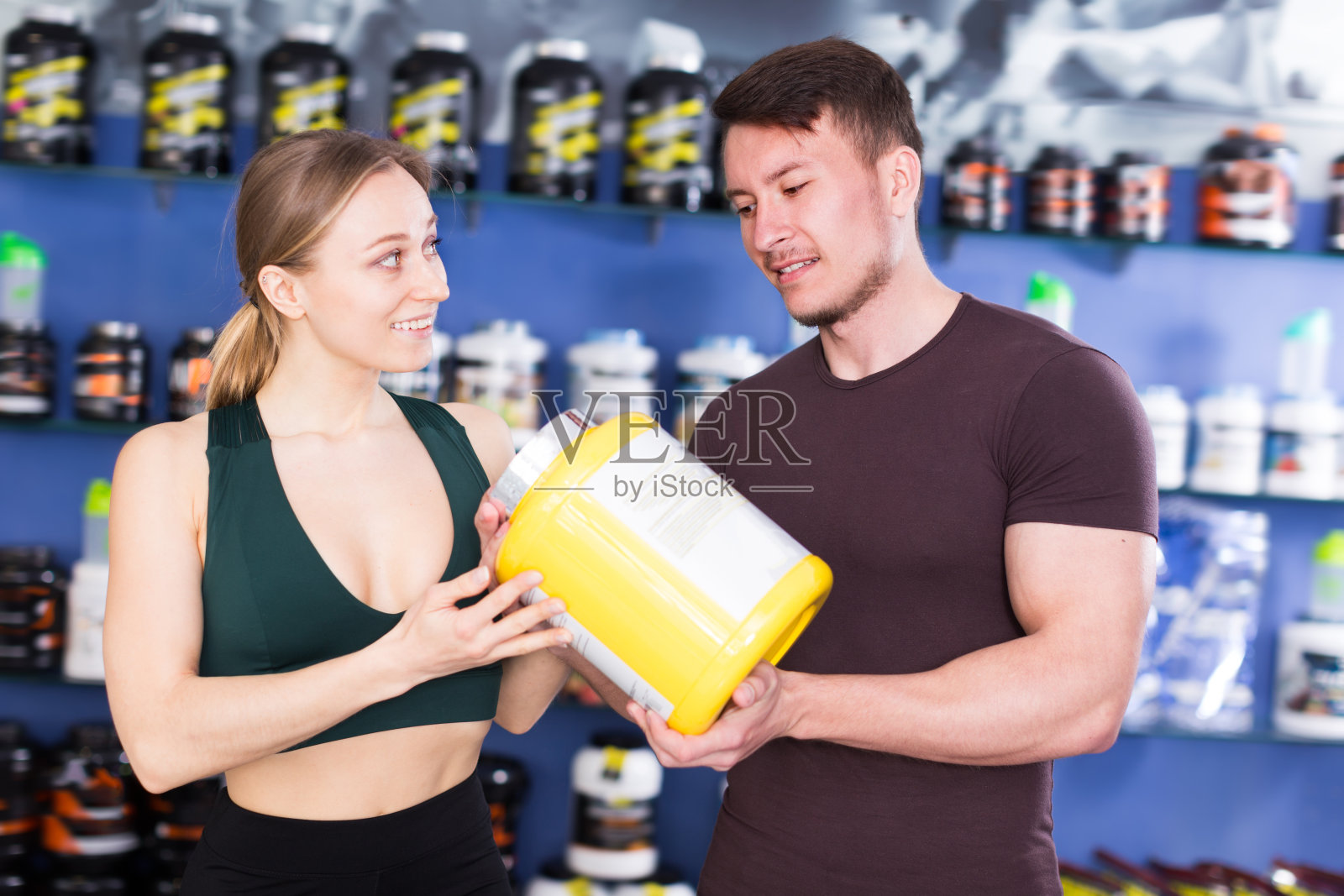 快乐的人们在商店内部讨论照片摄影图片