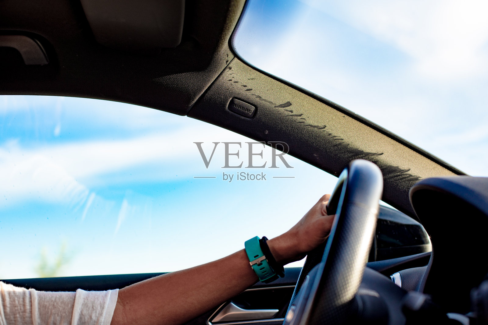 一个漂亮女人在阳光明媚的日子开车照片摄影图片