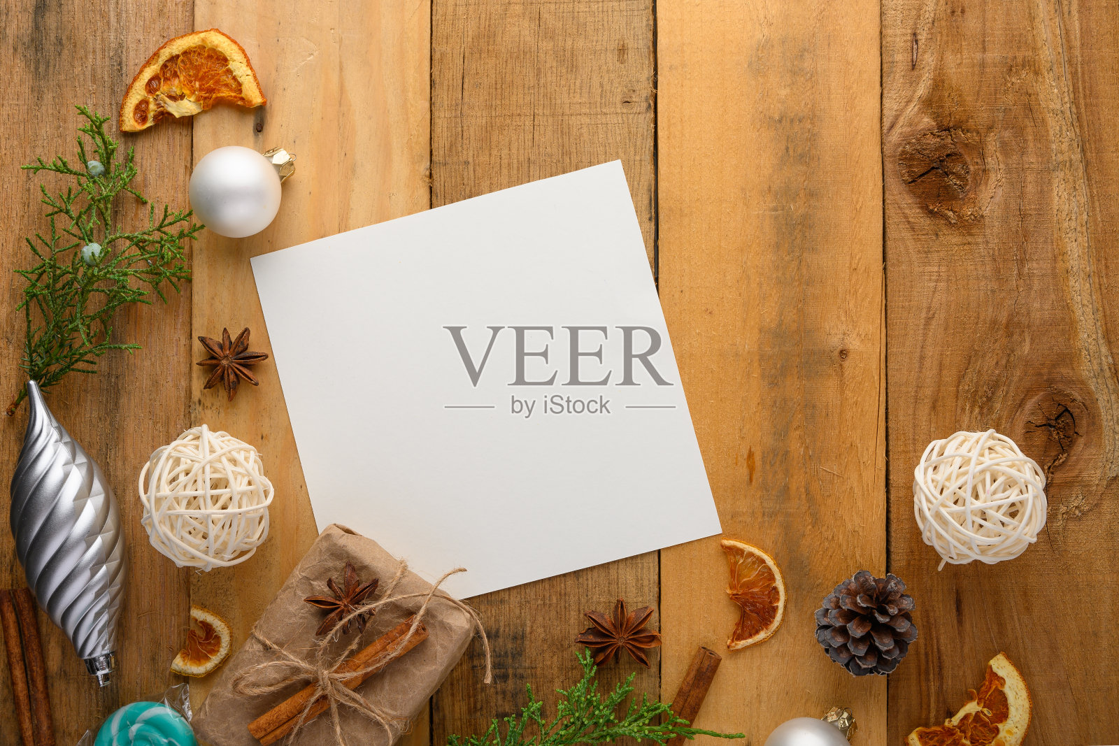 圣诞背景，树上，白色空白明信片模型设计与礼物，圣诞树。新年礼物背景。照片摄影图片