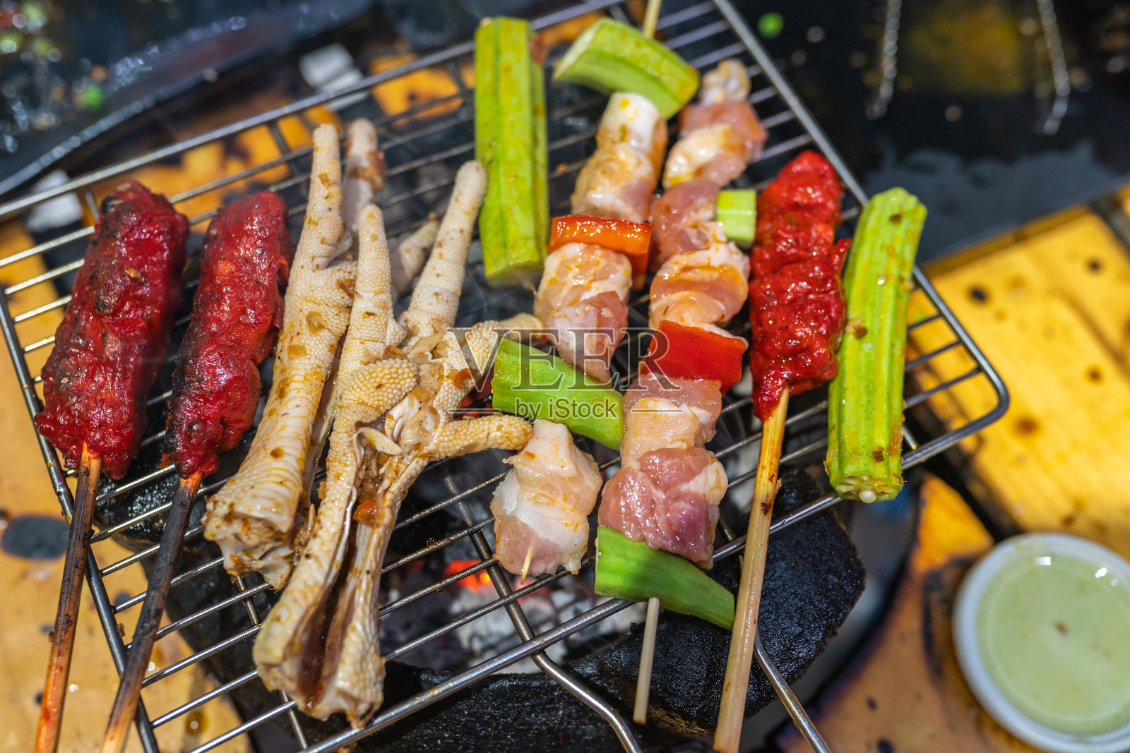 烤炉上的鸡腿和烤肉串照片摄影图片