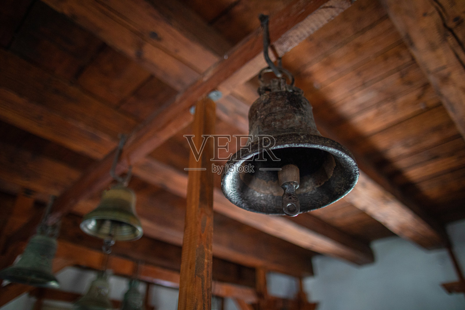 旧钟楼里的金属钟照片摄影图片