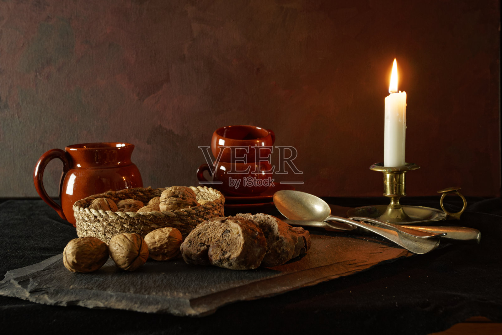 有坚果和面包的静物生活照片摄影图片