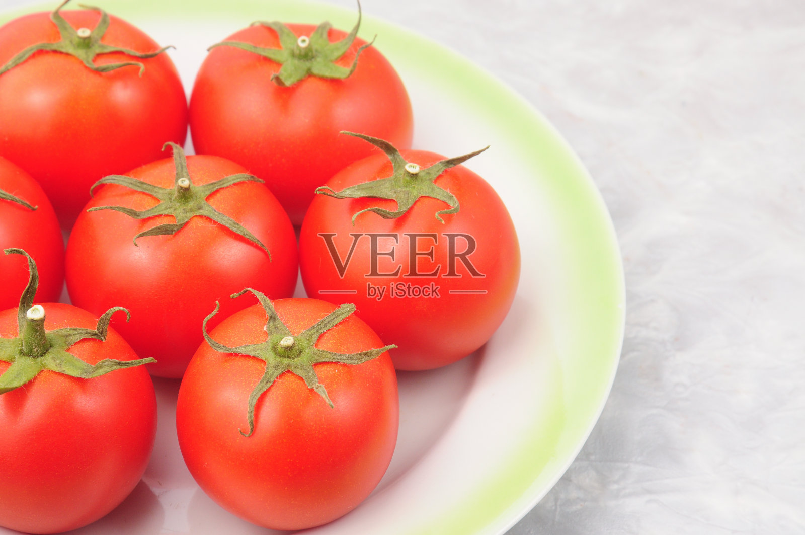 大理石背景上的红色番茄照片摄影图片