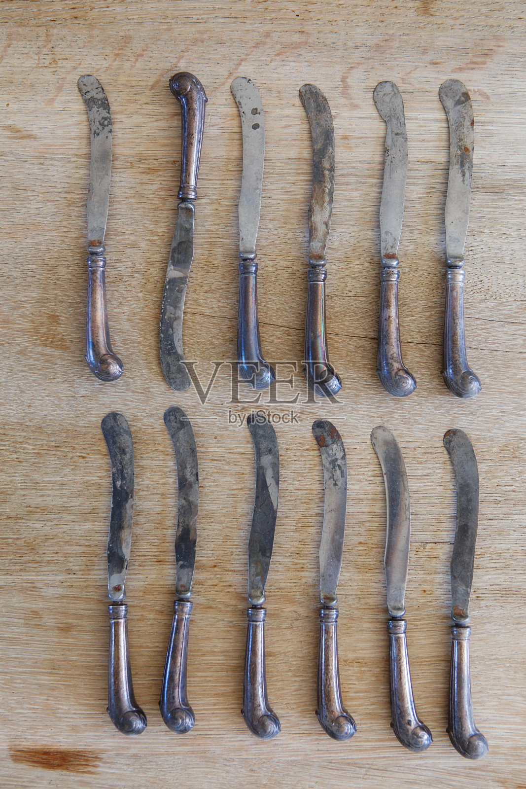 一套旧餐刀。复古的餐具照片摄影图片