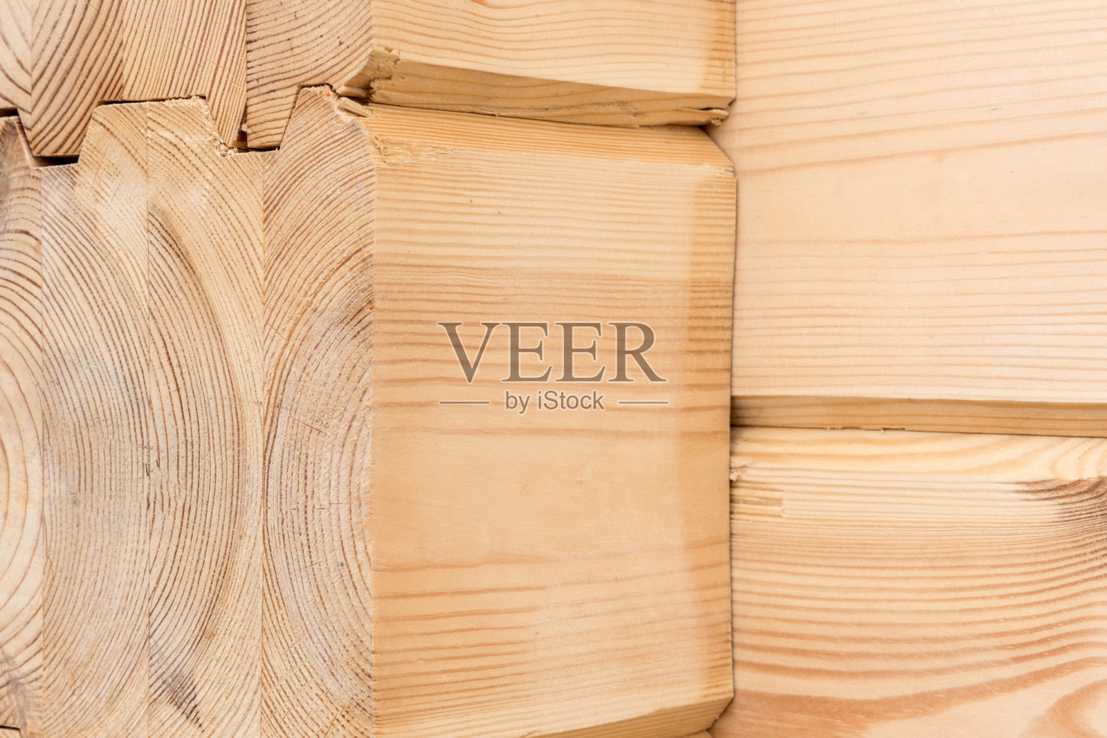 近距离胶合木材。木纹木本底。胶合松木梁。用来建造房子的木头。木材制成的建筑材料。胶束。木梁在槽中。照片摄影图片