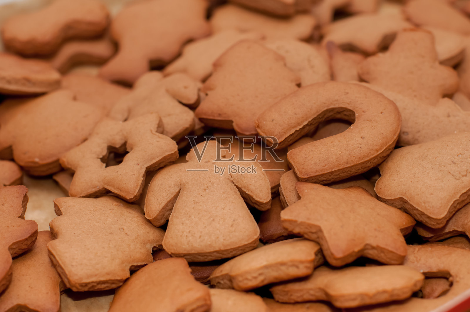 新鲜出炉的自制圣诞姜饼。有选择性的重点照片摄影图片