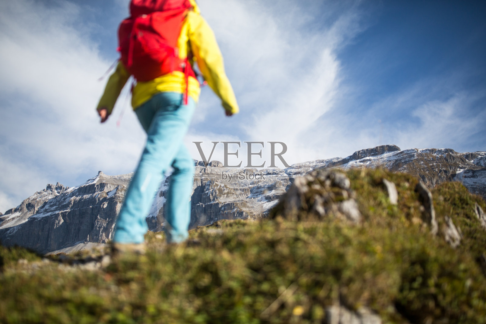 漂亮年轻的女性徒步者在高山中行走照片摄影图片