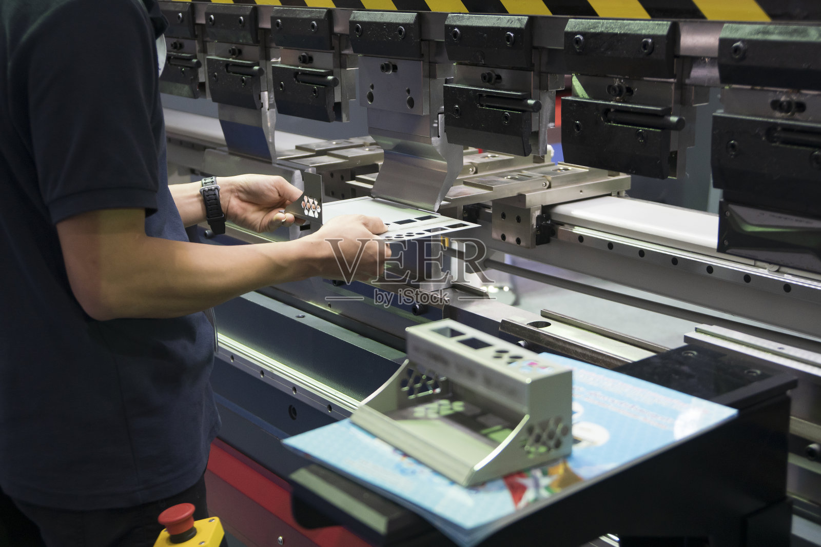 熟练操作液压折弯机的成型模具。照片摄影图片