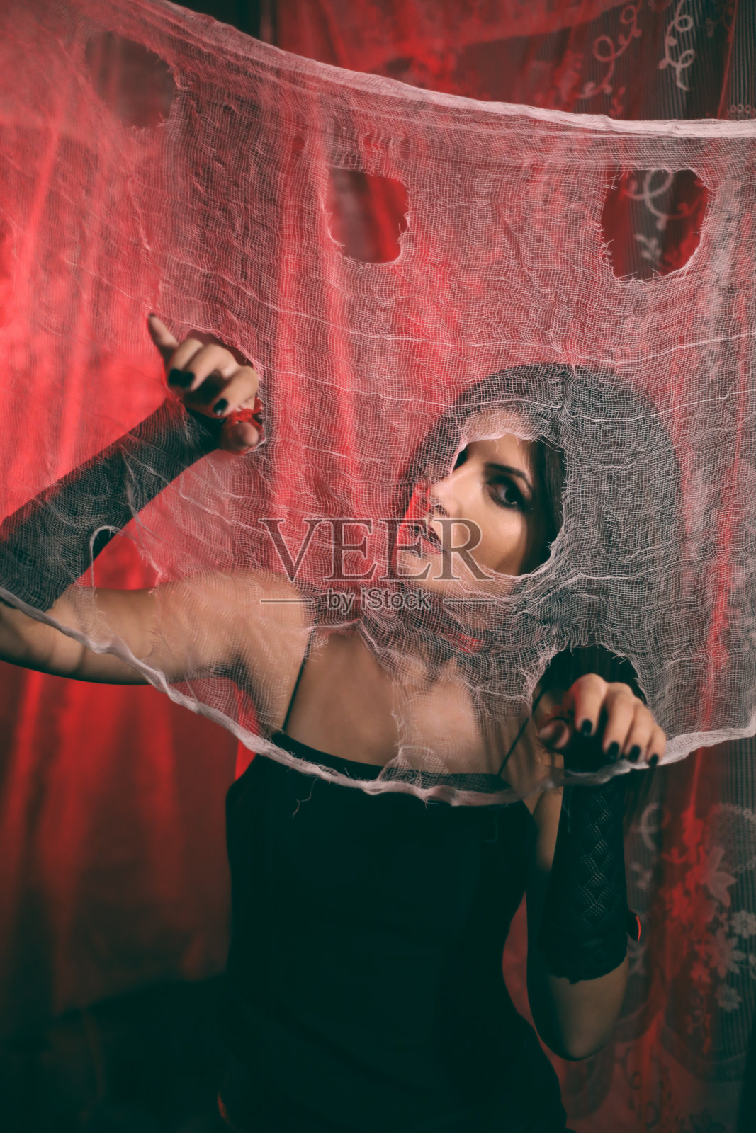 万圣节派对上的女吸血鬼照片摄影图片