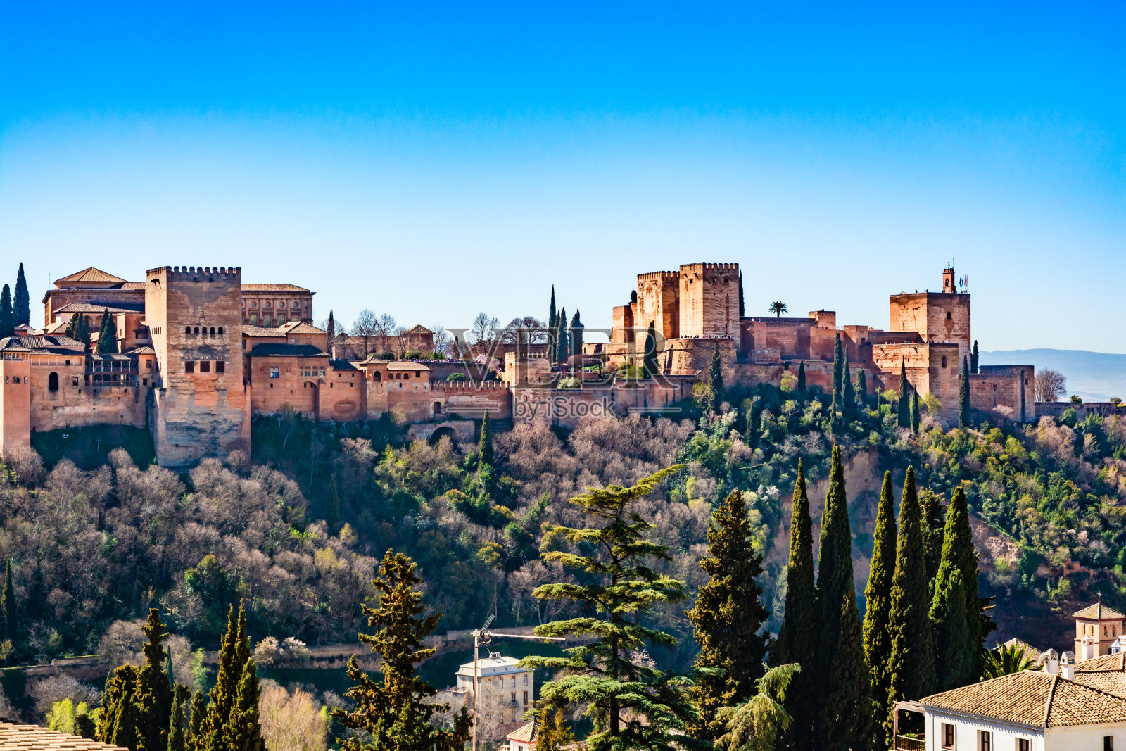 位于西班牙安达卢西亚格拉纳达的阿尔罕布拉堡垒建筑群，包括纳斯里德宫殿和热内利夫宫，被联合国教科文组织列为世界遗产照片摄影图片