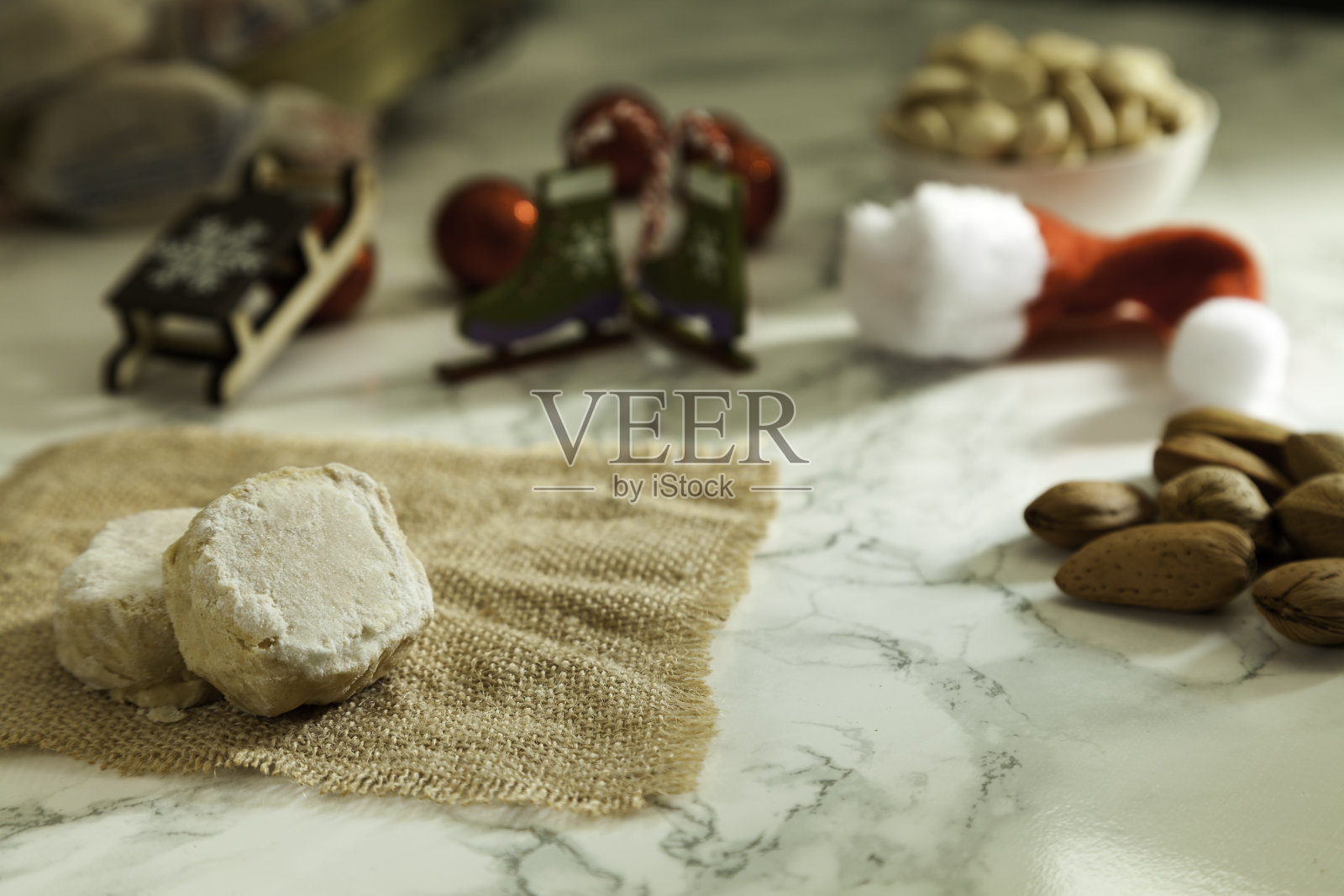 有圣诞装饰的圣诞点心照片摄影图片