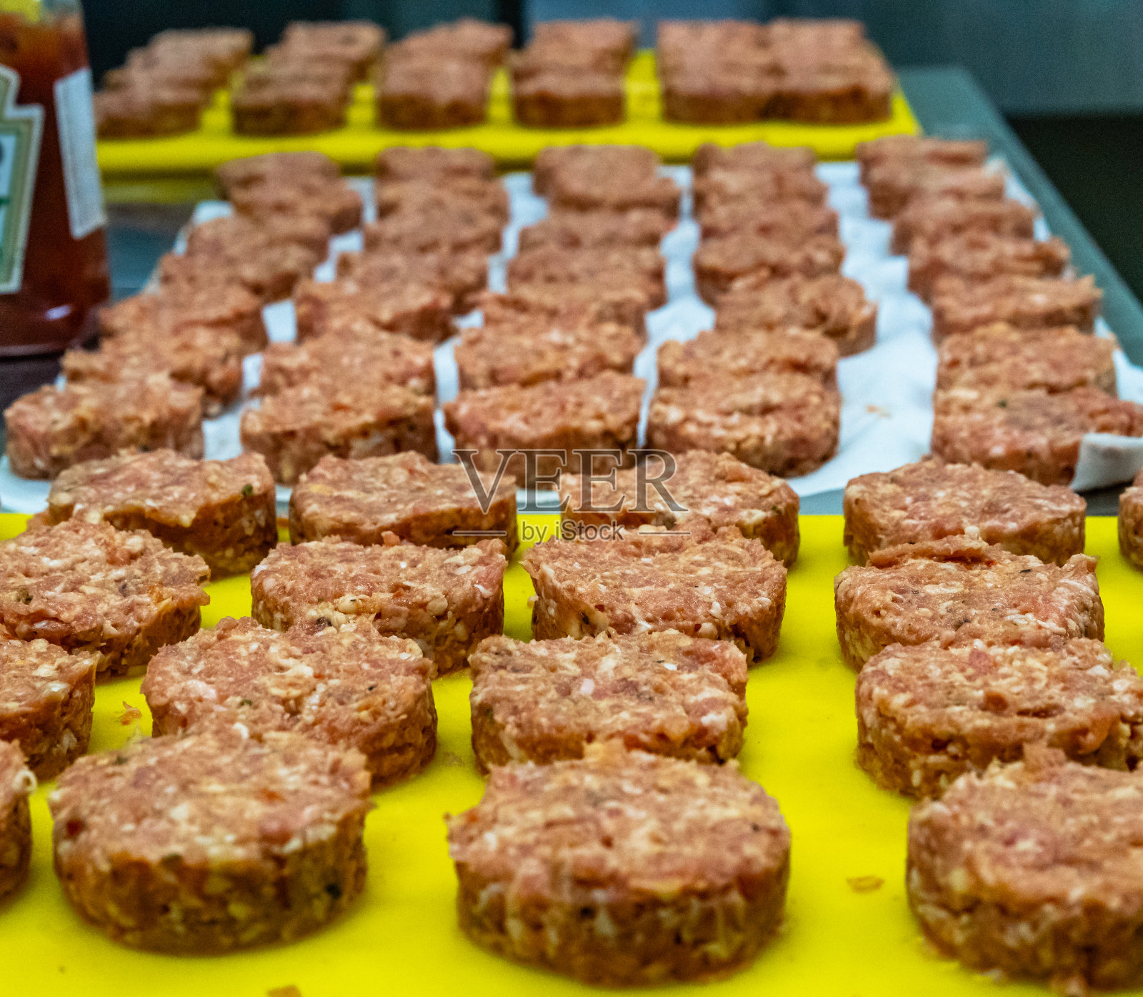 黄色板上的圆猪排准备用来做婚礼餐的汉堡照片摄影图片