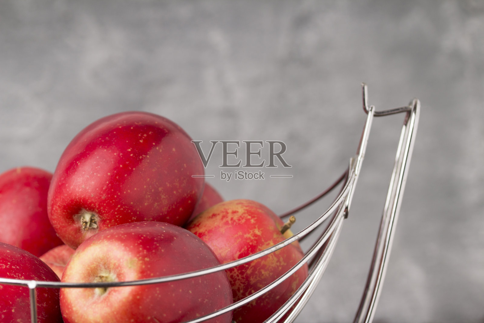 构图以红苹果放在深色木桌上，混凝土墙为背景照片摄影图片