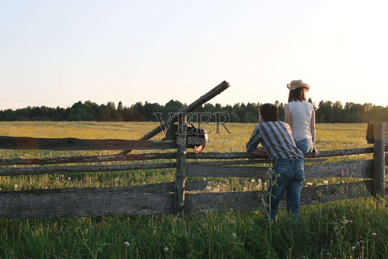 一对可爱的情侣在乡间散步照片摄影图片