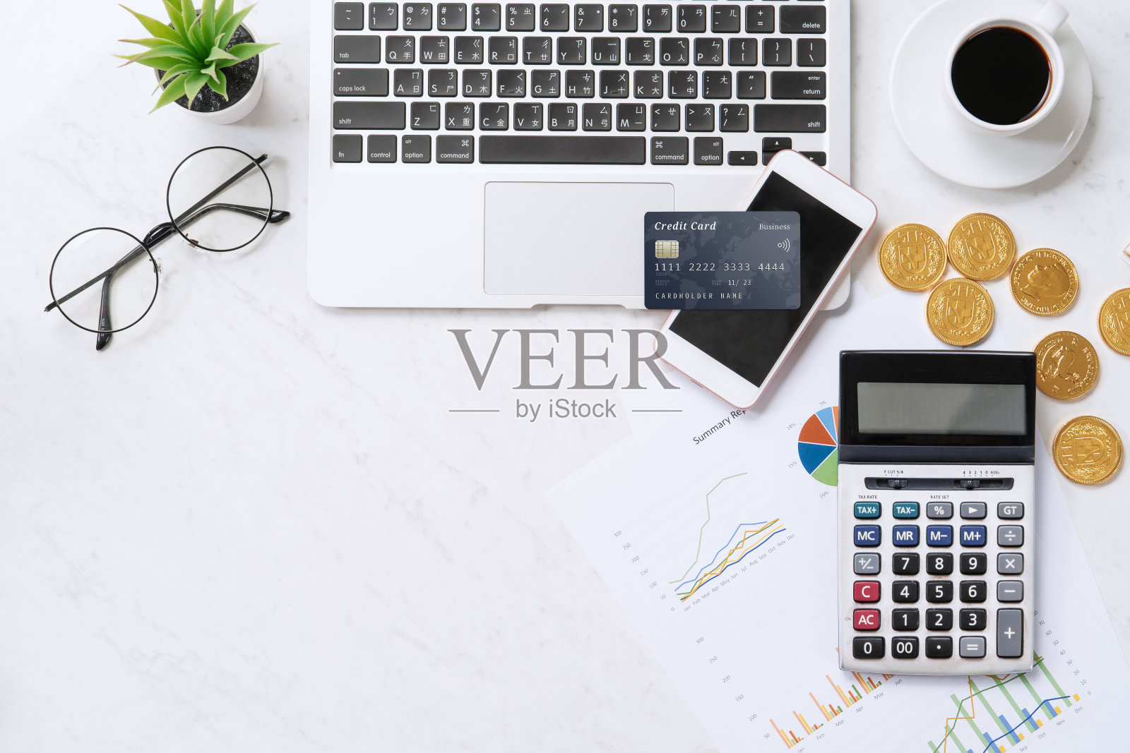 概念网上支付用信用卡与智能手机，笔记本电脑在办公桌上干净明亮的大理石桌子背景，俯视图，平躺照片摄影图片