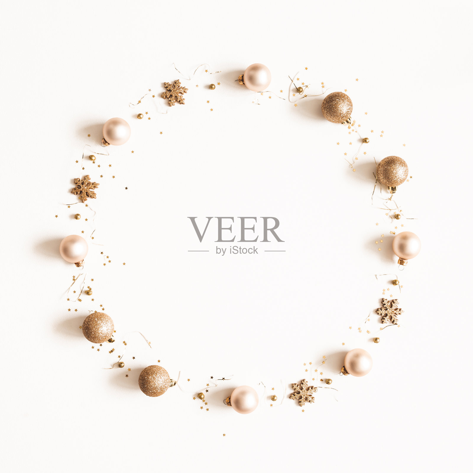 圣诞组成。白色背景上的金色装饰制成的花环。圣诞节，冬天，新年的概念。平铺，俯视图，复制空间，正方形照片摄影图片