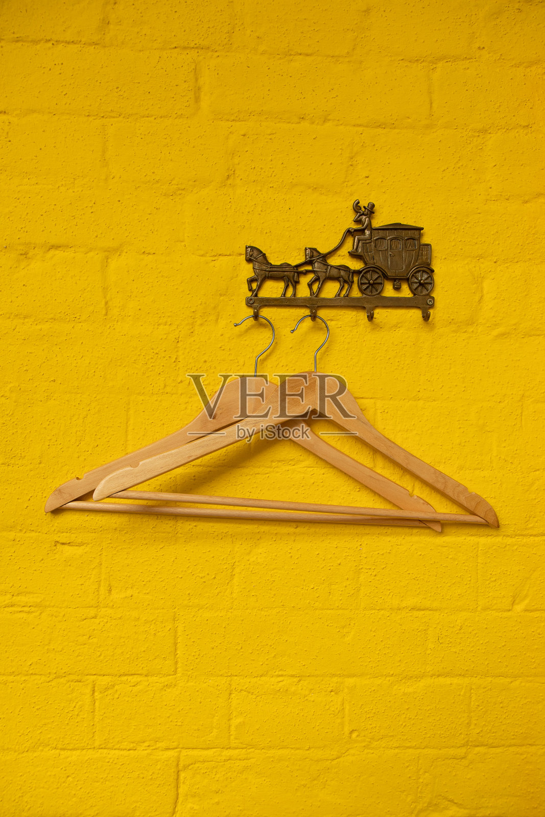 挂在黄色的砖墙上照片摄影图片