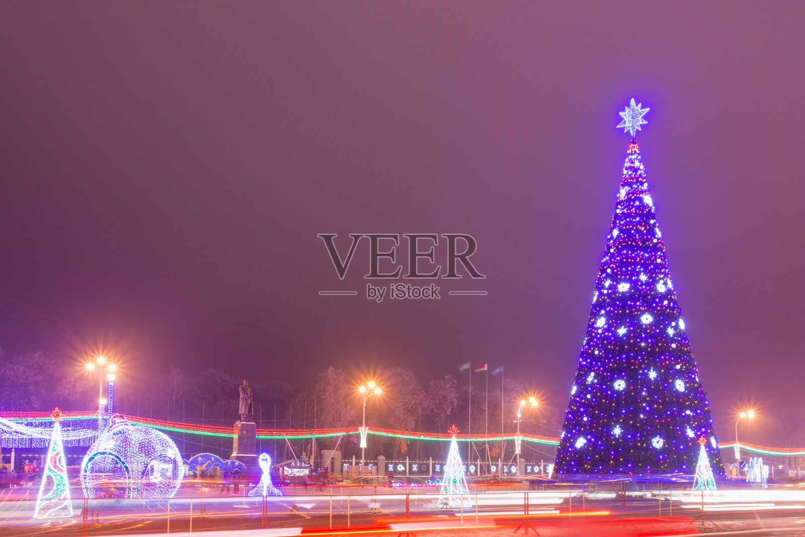 广场上有一棵圣诞树照片摄影图片