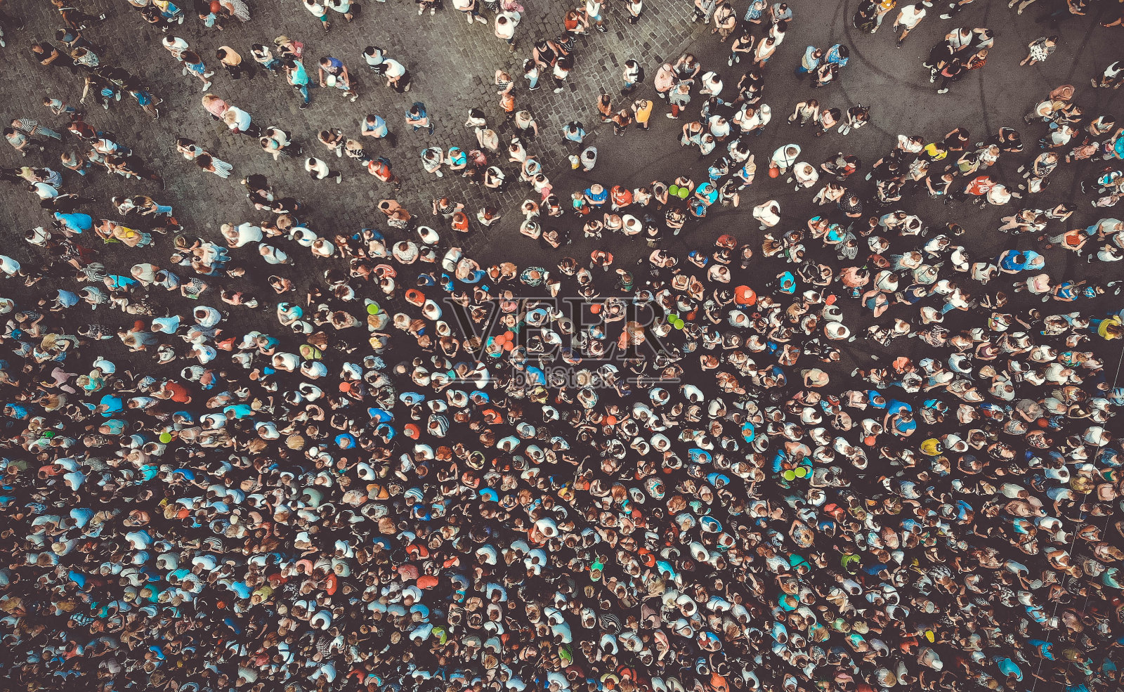 天线。人们聚集在一个城市广场的背景。前视图。健美的照片。照片摄影图片