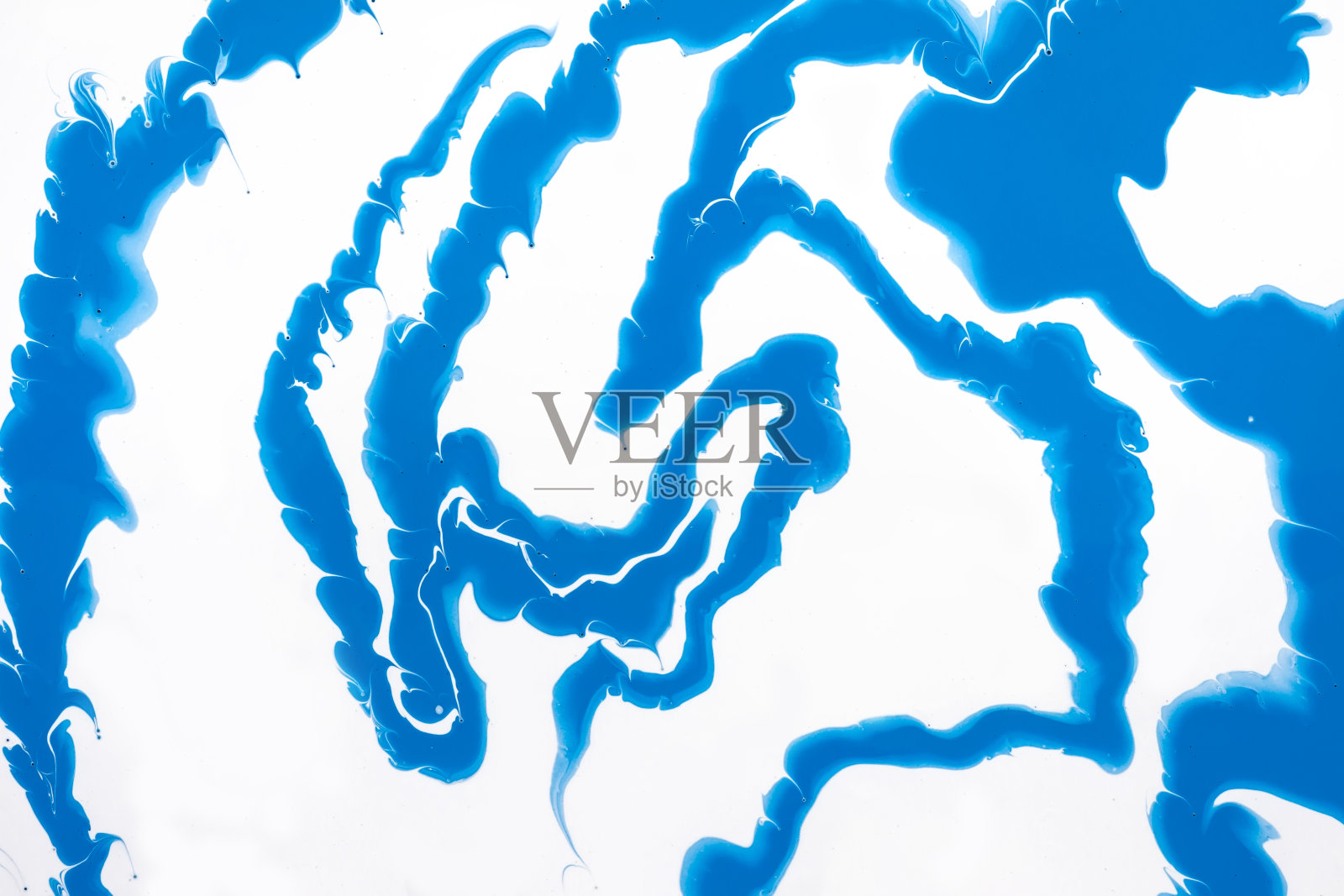 丙烯酸流体艺术。发光的蓝色波浪和漩涡在白色的背景。抽象的大理石背景或纹理照片摄影图片