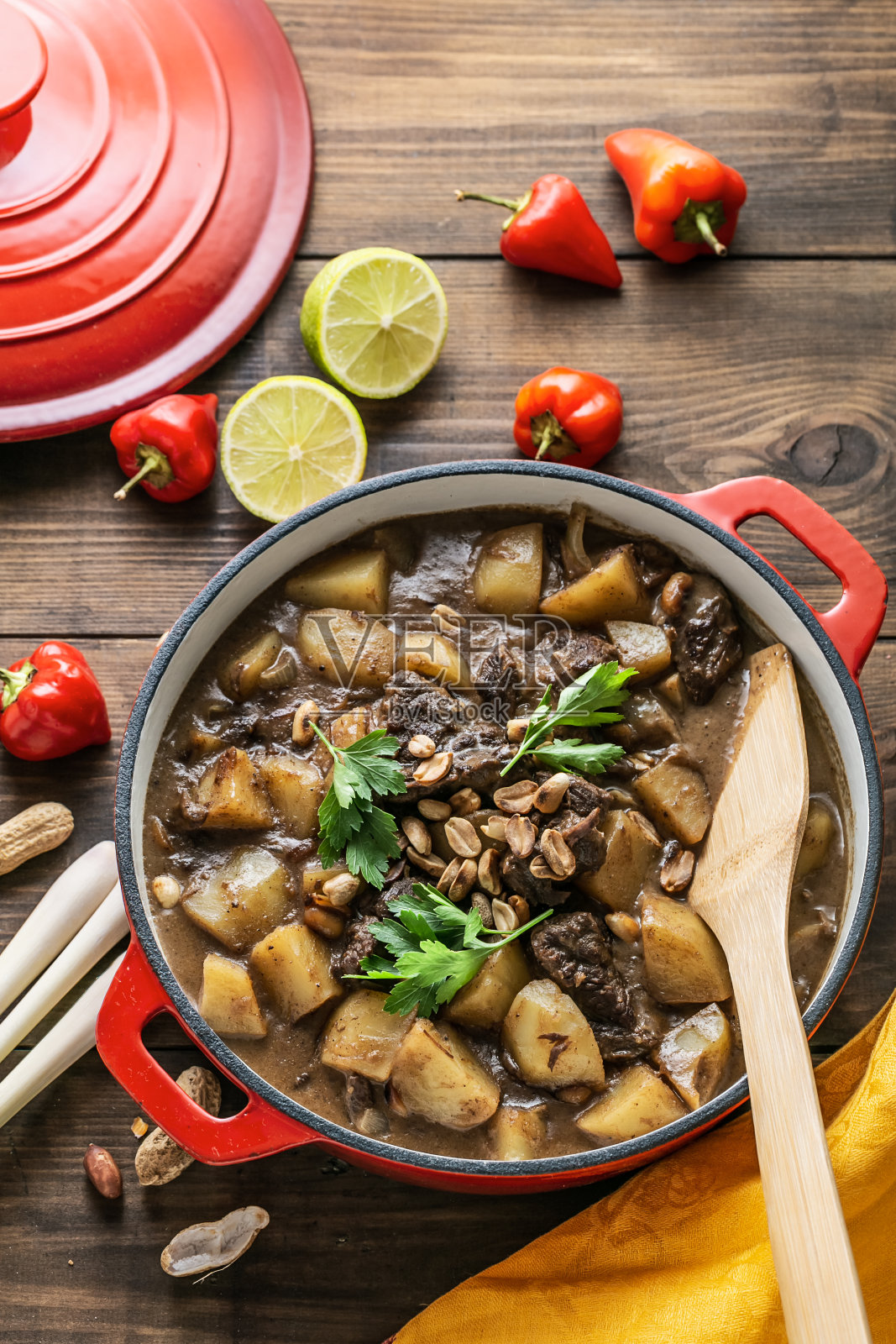 泰式咖喱牛肉和土豆，俯视图拷贝空间照片摄影图片