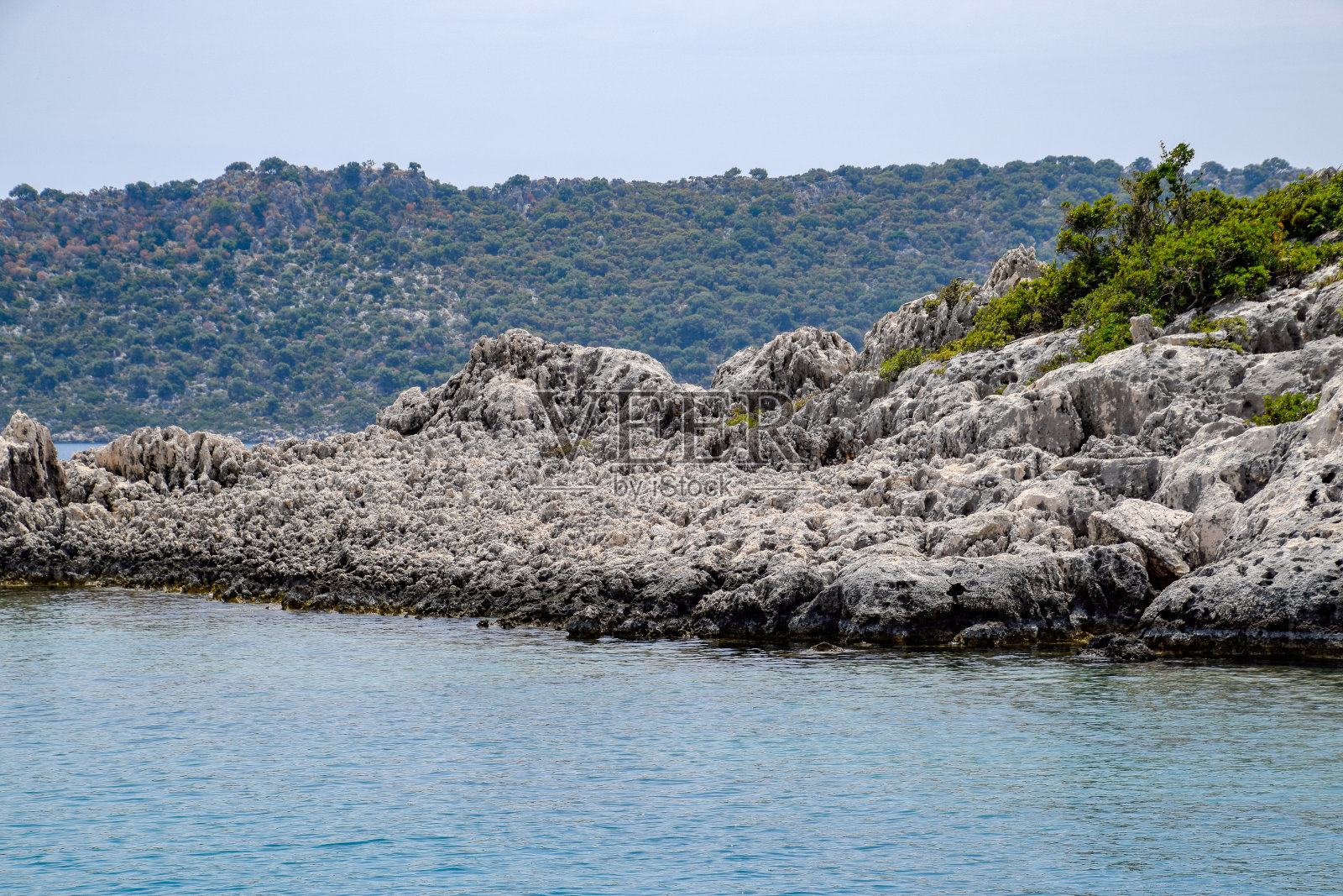 沿海石灰岩峭壁。土耳其的地中海沿岸。照片摄影图片