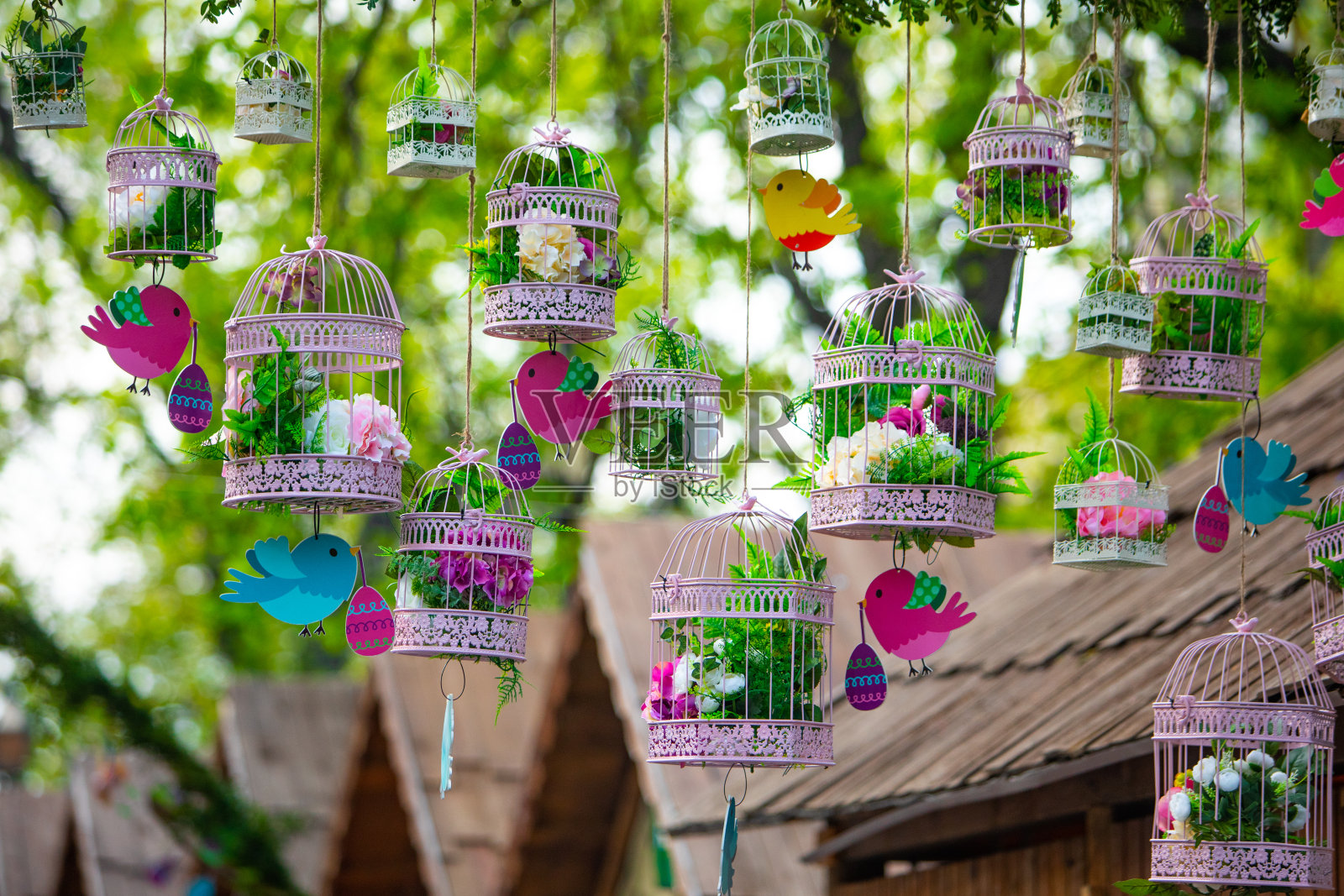 复活节用蛋和花装饰鸟类。假期照片摄影图片
