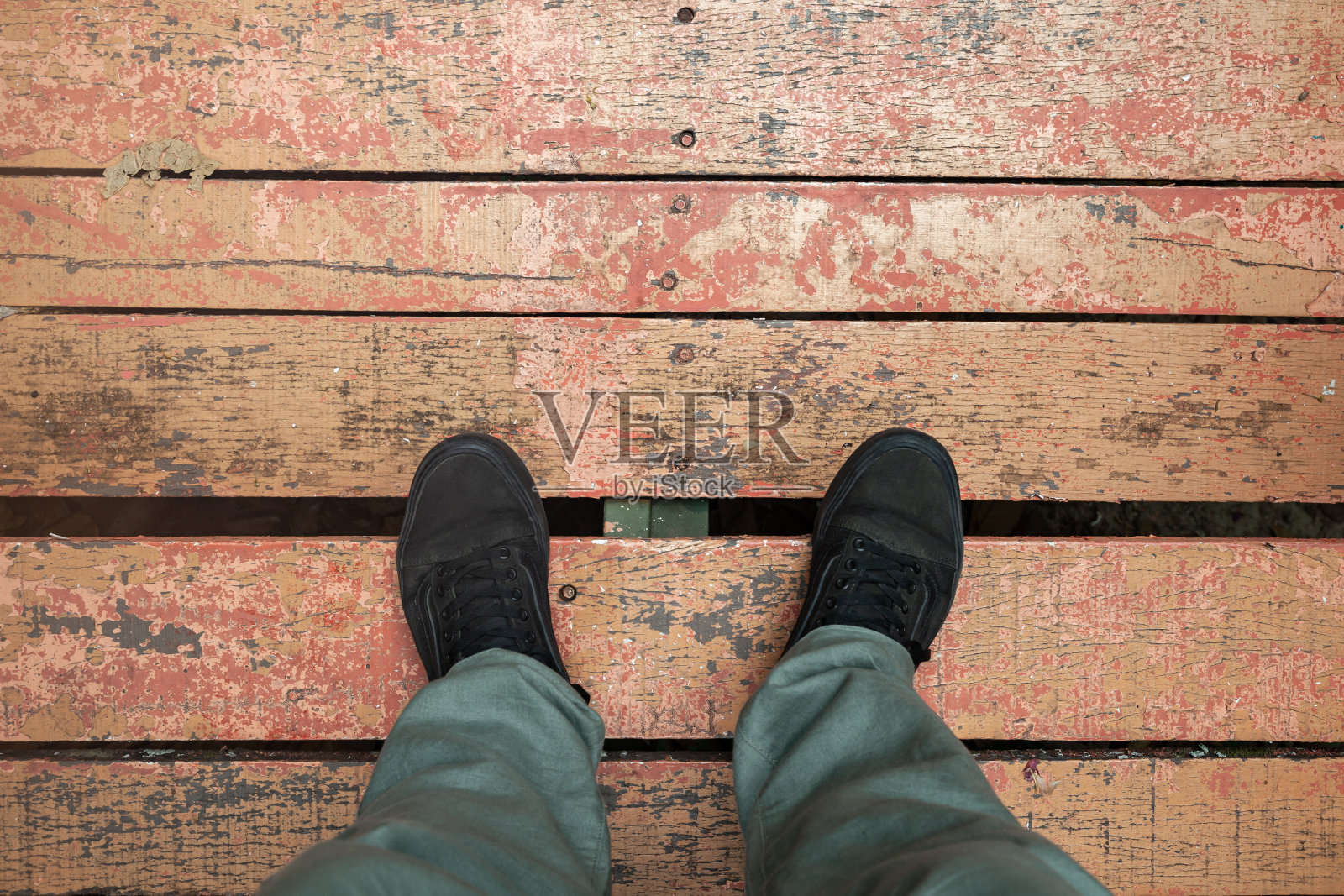 穿着运动鞋的男性脚站在地板上照片摄影图片