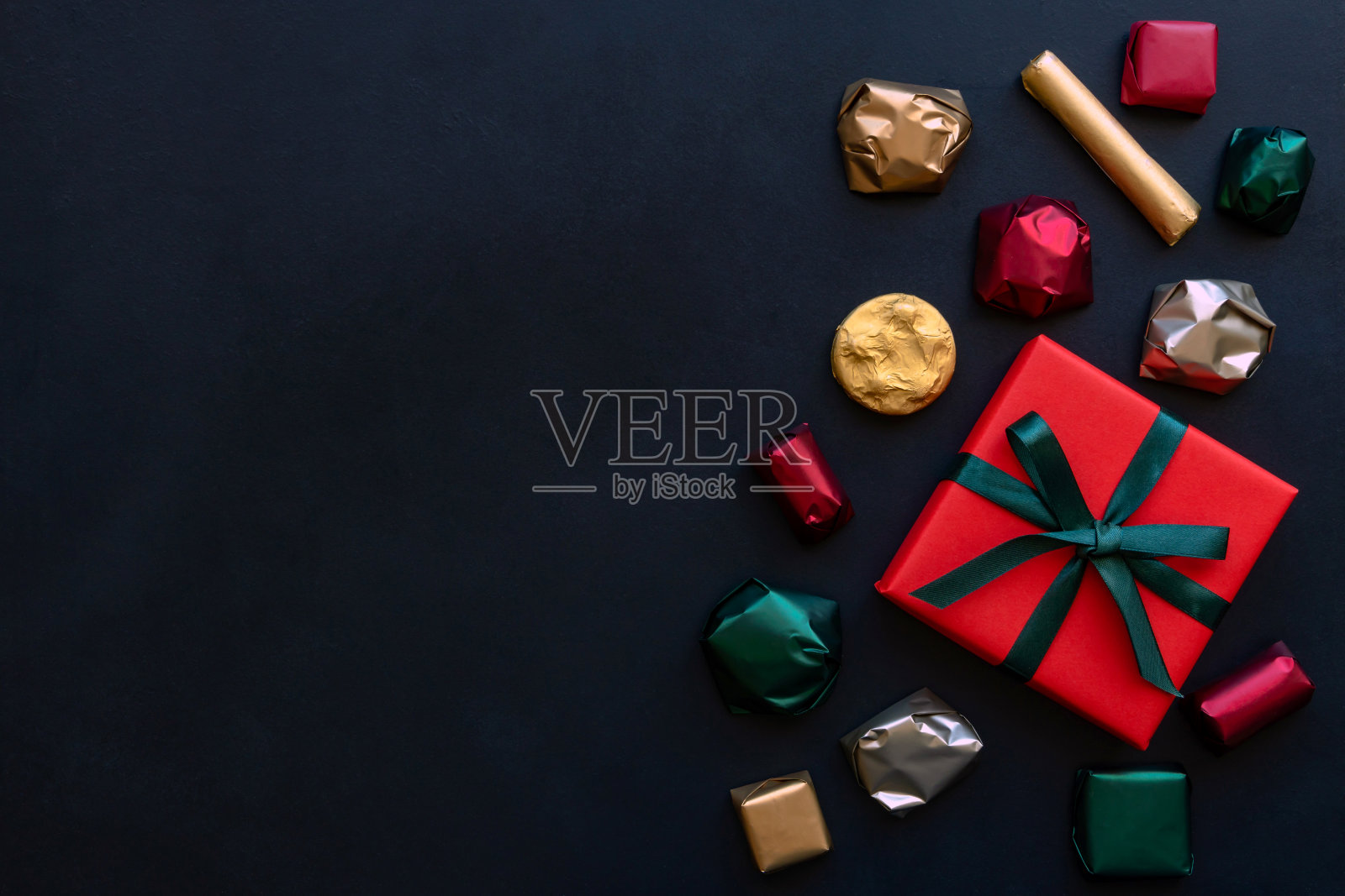 圣诞背景与礼品盒和彩色包装的巧克力糖果。俯视图照片摄影图片