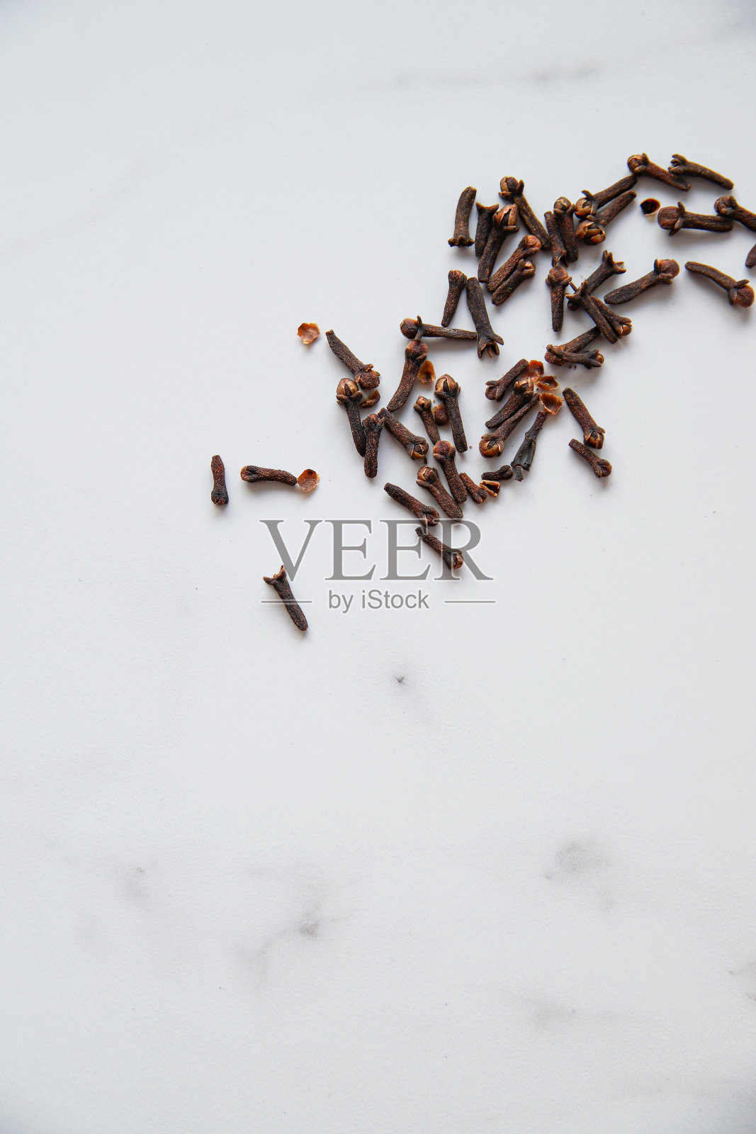 灰色大理石背景上的干丁香照片摄影图片